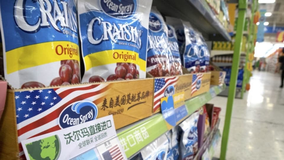 Importierte Dörrfrüchte aus den USA in einem Supermarkt in Peking.