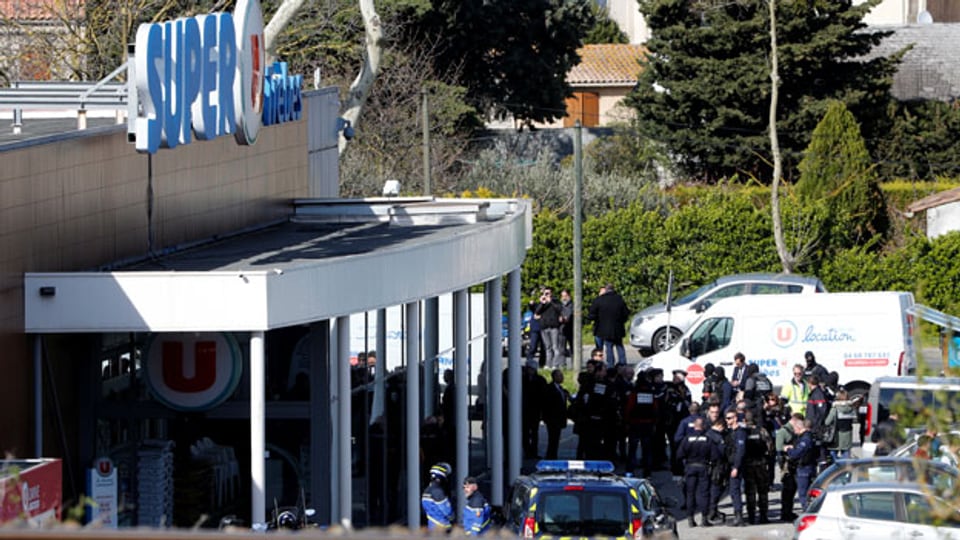 Ein Mann hielt Menschen in einem Supermarkt in der Stadt Trebes, nahe Carcassone, fest.