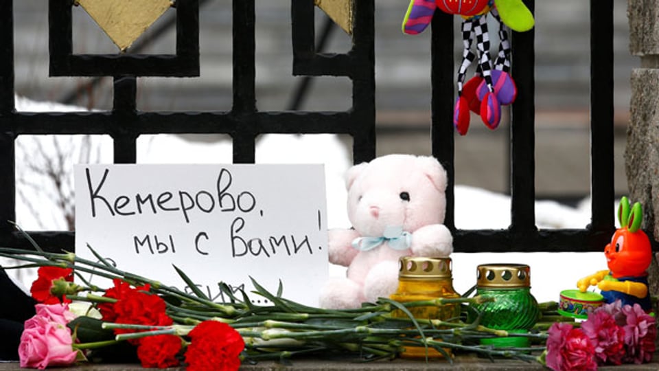 Spielzeug und Blumen zum Gedenken an die Opfer des Feuers.