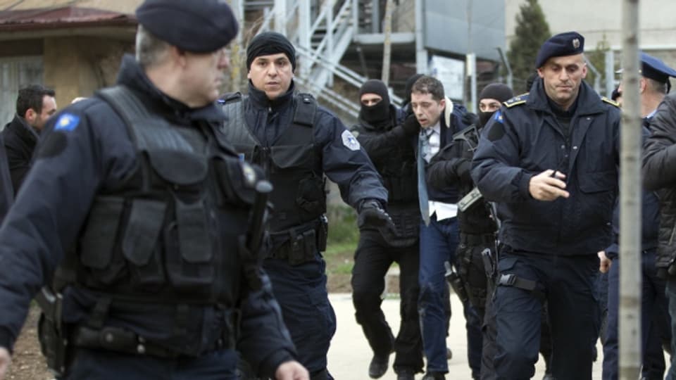 Kosovarische Polizisten führen den serbischen Regierungsvertreter Marko Djuric ab.