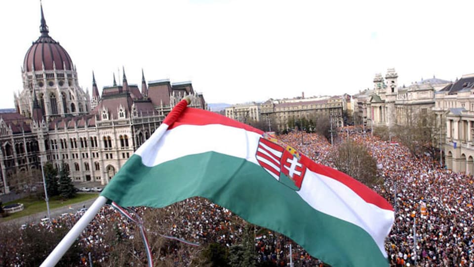 Die ungarische Fahne weht vor dem ungarischen Parlamentsgebäude in Budepest.