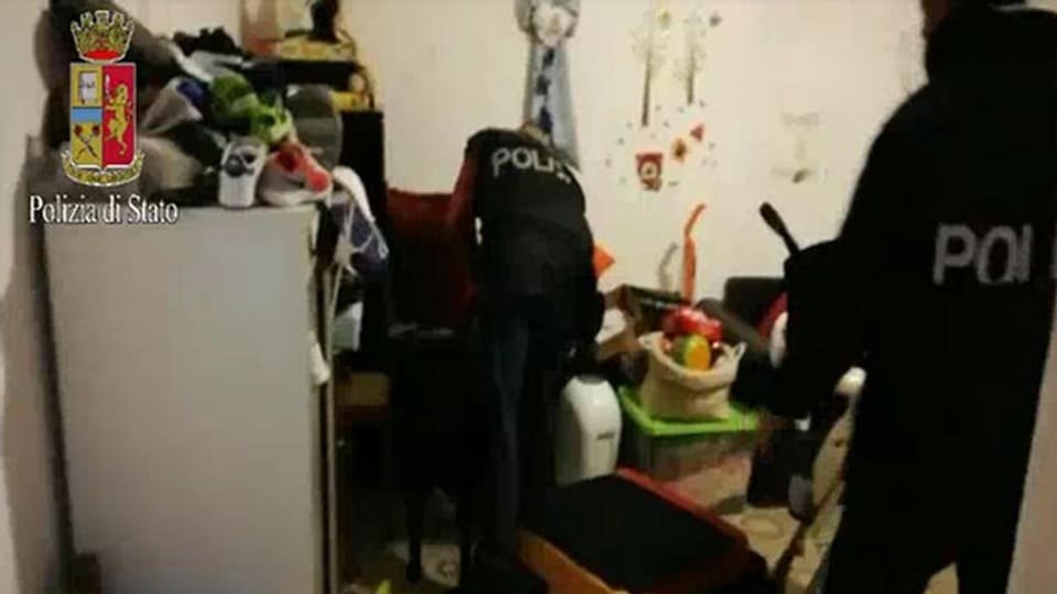 La Polizia di Stato am 29. März 2018 bei der Operation in der Nähe von Rom, während der fünf Personen verhaftet wurden.
