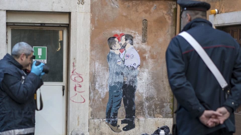 Kommt es bald zum Bruderkuss zwischen Lega-Chef Salvini und Cinque-Stelle-Chef Di Maio? Vorerst nur auf dem Graffiti.