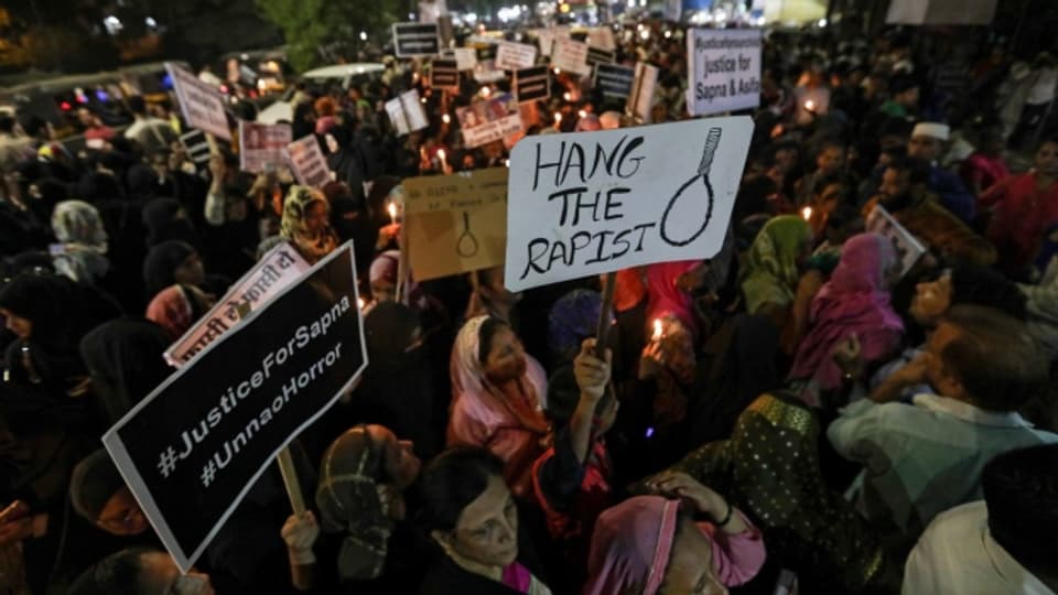 Demonstranten gehen wegen des Mordes an einem Mädchen in Indien auf die Strasse