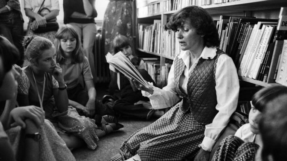 Schriftstellerin Eveline Hasler liest Schülern vor (1980).