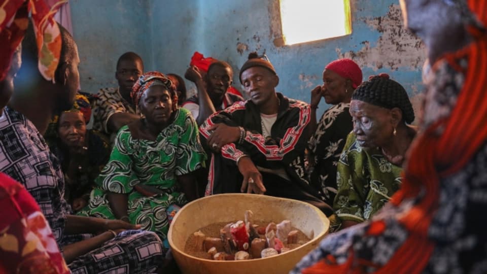 Das mehrtägige senegalesische Heilritual Ndepp. Mit Hilfe eines Orakels werden die Geister befragt, um die Gründe einer Erkrankung herauszufinden.