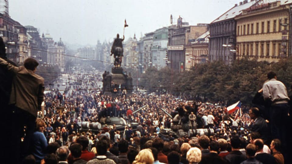 Demonstranten am 20. August 1968 in der Prager Innenstadt.