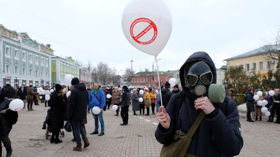 Mehrere tausend Menschen demonstrieren in Volokolamsk gegen die Deponie. Bild: David Nauer, SRF.