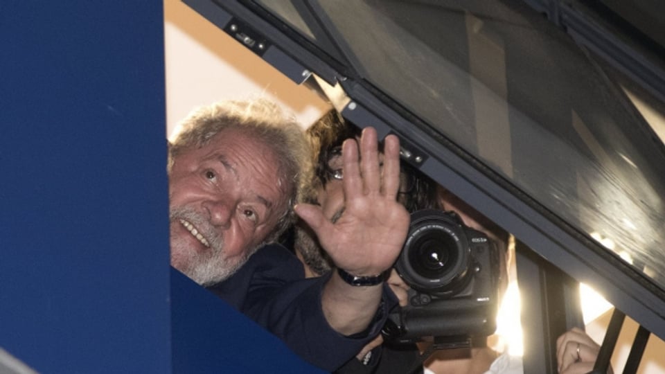 Brasiliens Ex-Präsident Lula da Silva stellt sich nicht freiwillig der Polizei.