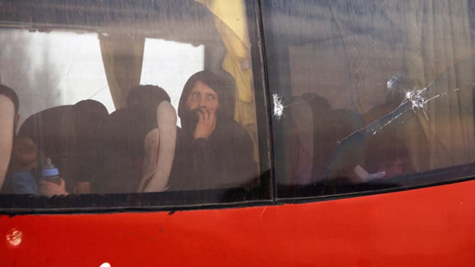 Mit Bussen werden syrische Rebellen und ihre Angehörigen aus Ostghouta in den Norden des Landes deportiert.