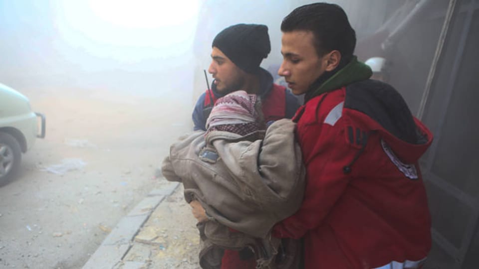 Rettungskräfte helfen einem Opfer in Duma, Syrien.