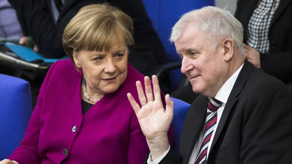 «Der Islam gehört nicht zu Deutschland», sagt Horst Seehofer. «Der Islam gehört natürlich inzwischen zu Deutschland», sagt die Kanzlerin Angela Merkel.
