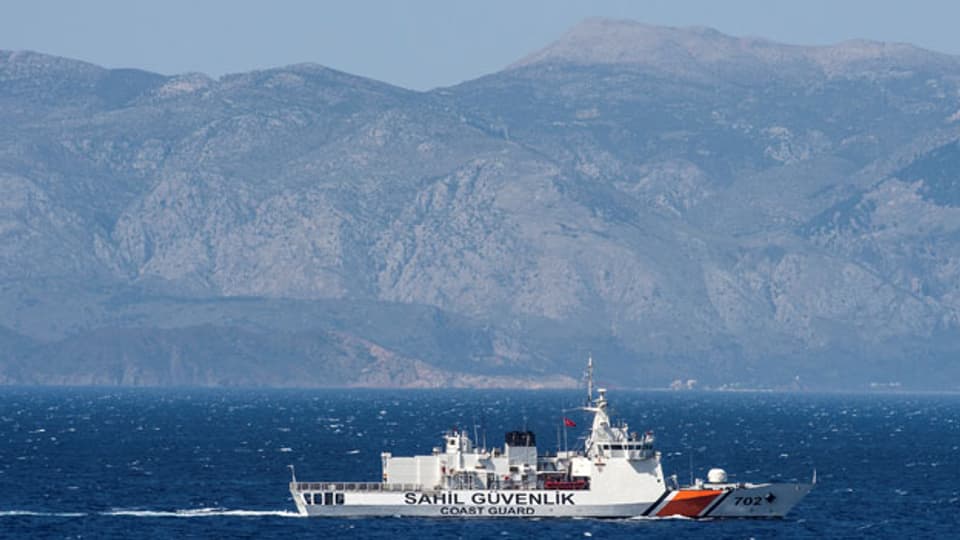 Ein türkisches Küstenwache-Schiff patrouilliert in der Ägäis.
