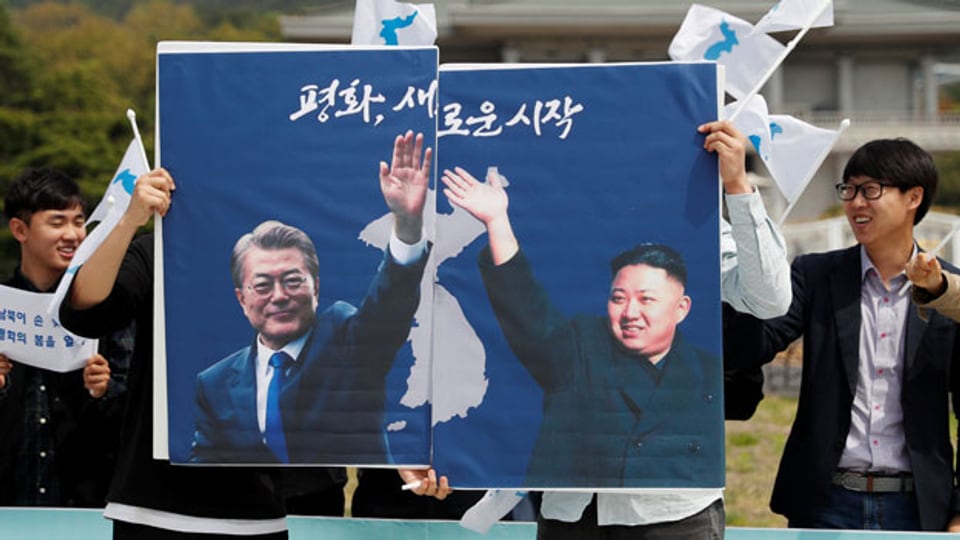 Studenten mit Plakaten von Südkoreas Präsident Moon Jae-in und Nordkoreas Führer Kim Jong Un am 26. April 2018 in Seoul, Südkorea.