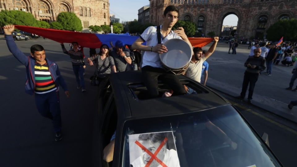 Armenische Demonstranten zeigen Flagge für ihr Land