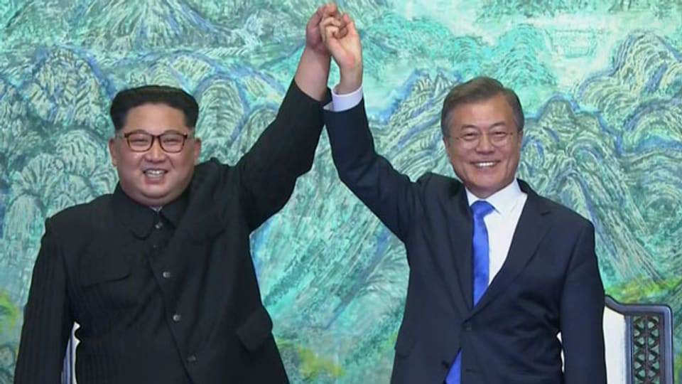 Der nordkoreanische Führer Kim Jong Un (links) und der südkoreanischen Präsident Moon Jae-in nach der Unterzeichnung einer gemeinsamen Erklärung im Grenzdorf Panmunjom in der demilitarisierten Zone am 27. April 2018.