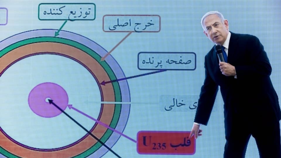 Israels Premier Netanjahu zeigt angebliche Beweise, dass Iran das Atomabkommen bricht.