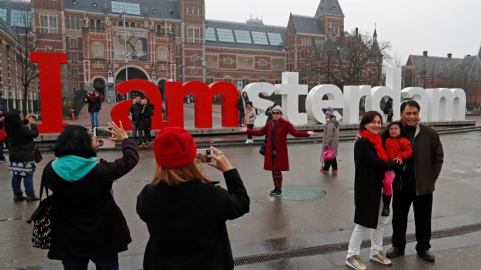 Die vielen Touristen in Amsterdam sind für die Einheimischen ein Ärgernis.