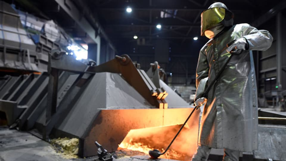 Ein Arbeiter des deutschen Stahlherstellers Salzgitter AG vor einem Ofen.