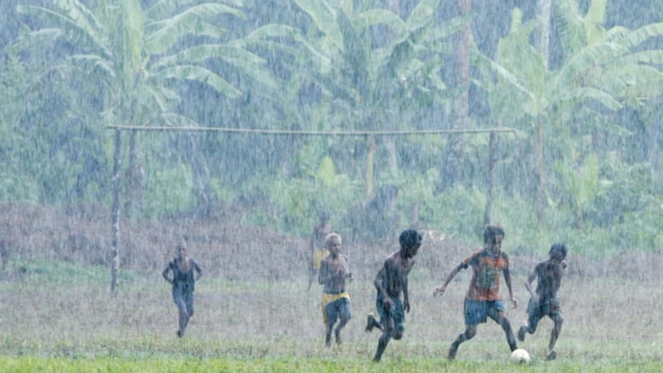 Alltag im tropischen Regen im Inselstaat Vanuatu: Australien und China konkurrenzieren sich um politischen und wirtschaftlichen Einfluss im Südpazifik.