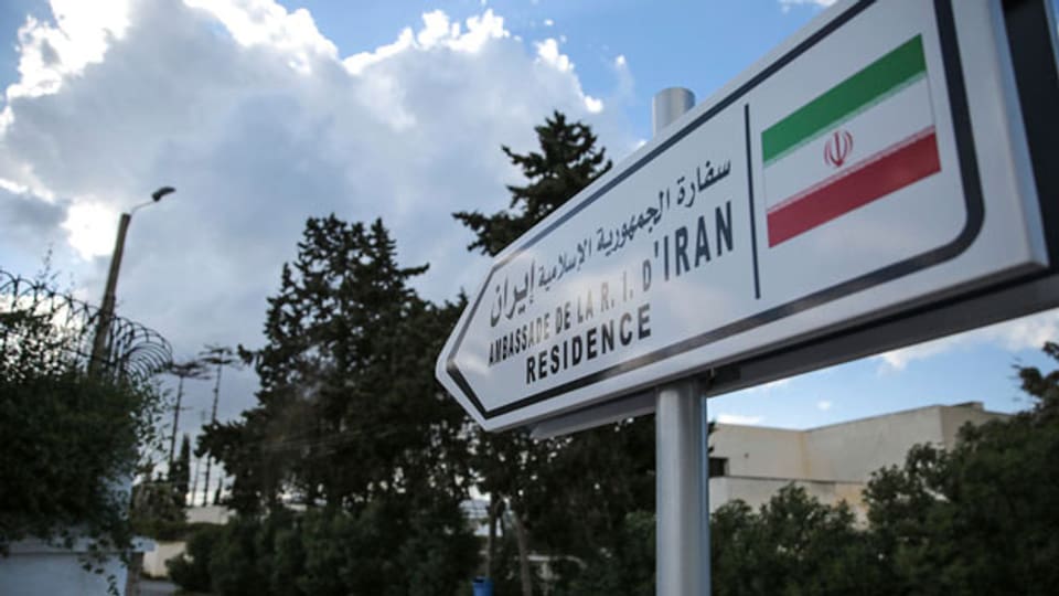 Ein Strassenschild am Eingang der iranischen Botschaft in Rabat, Marokko.