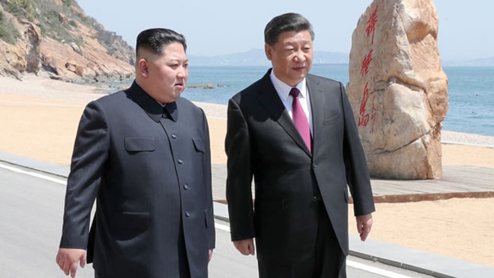 Kim Jong-un, Nordkoreanischer Diktatot (links) und Xi Jinping, Chinas Präsident.