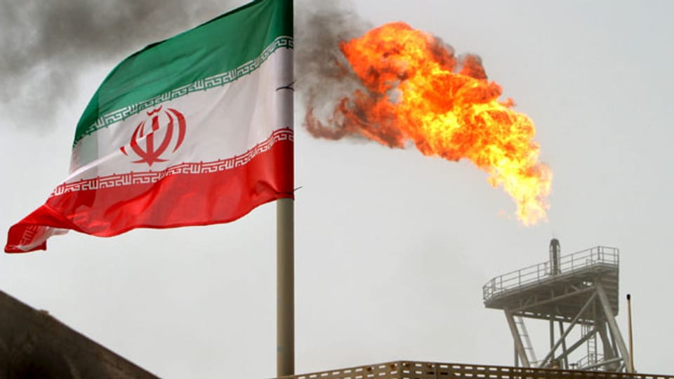 Ölförderplattform in den Soroush-Ölfeldern mit einer iranischen Flagge.