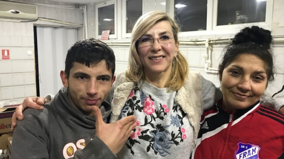 Raluca Pahomi mit zwei rumänischen Waisenkindern