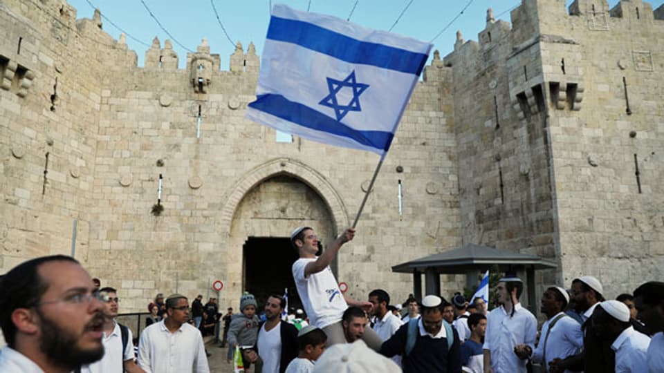 Israelis feiern vor dem Damaskus-Tor in der Jerusalemer Altstadt.