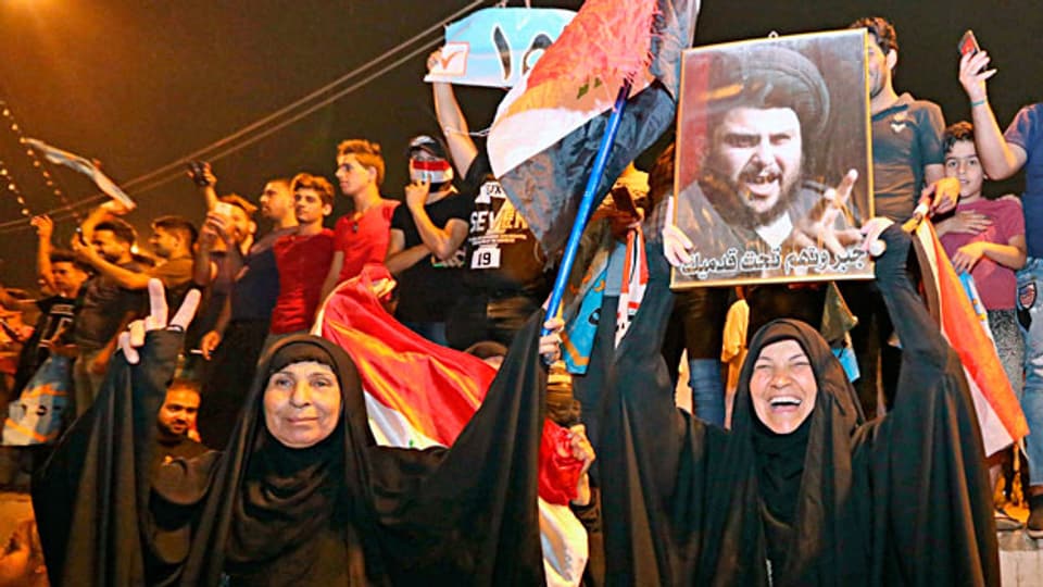 Anhängerinnen des schiitischen Predigers Moktada al-Sadr feiern dessen Wahlsieg.