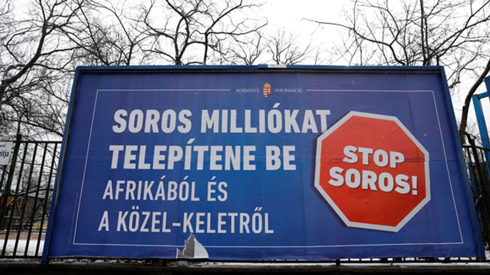 Proteste-Plakatwand der ungarischen Regierung gegen den Milliardär George Soros in Budapest.