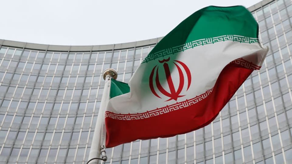 Eine iranische Flagge flattert vor dem Sitz der Internationalen Atomenergiebehörde (IAEA) in Wien.
