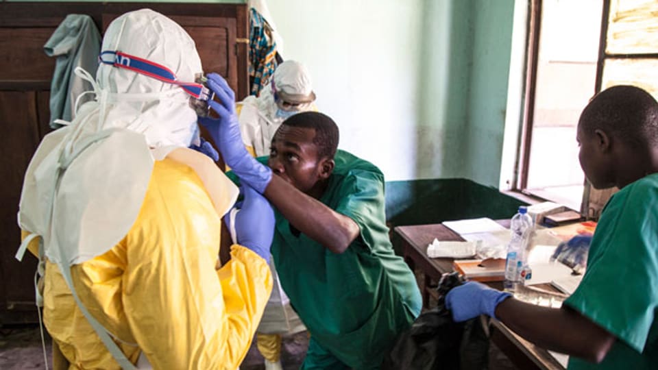 Gesundheitshelfer bereiten sich auf die Diagnose und Behandlung von Ebola-Patienten im Bikoro-Krankenhaus in Bikoro, Kongo, vor.
