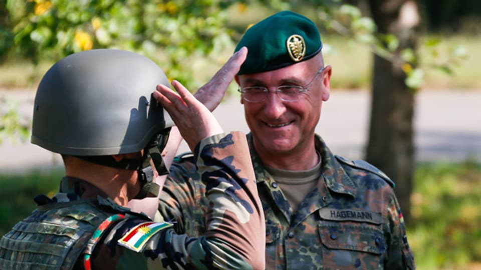 Ein kurdischer Peshmerga-Offizier grüsst den Nato-General Gert-Johannes Hagemann (rechts).