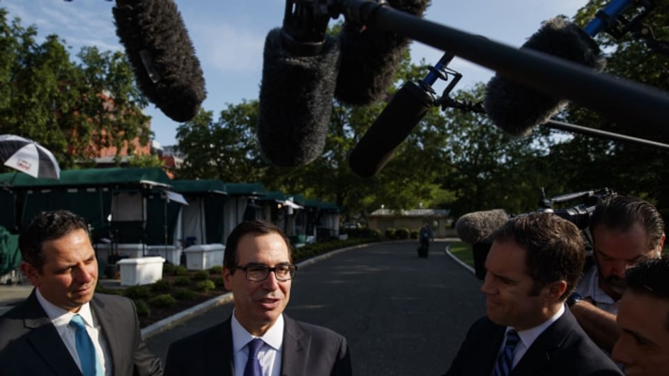 US-Finanzminister Steve Mnuchin erklärt Reportern vor dem Weissen Haus  die Übereinkunft mit China.