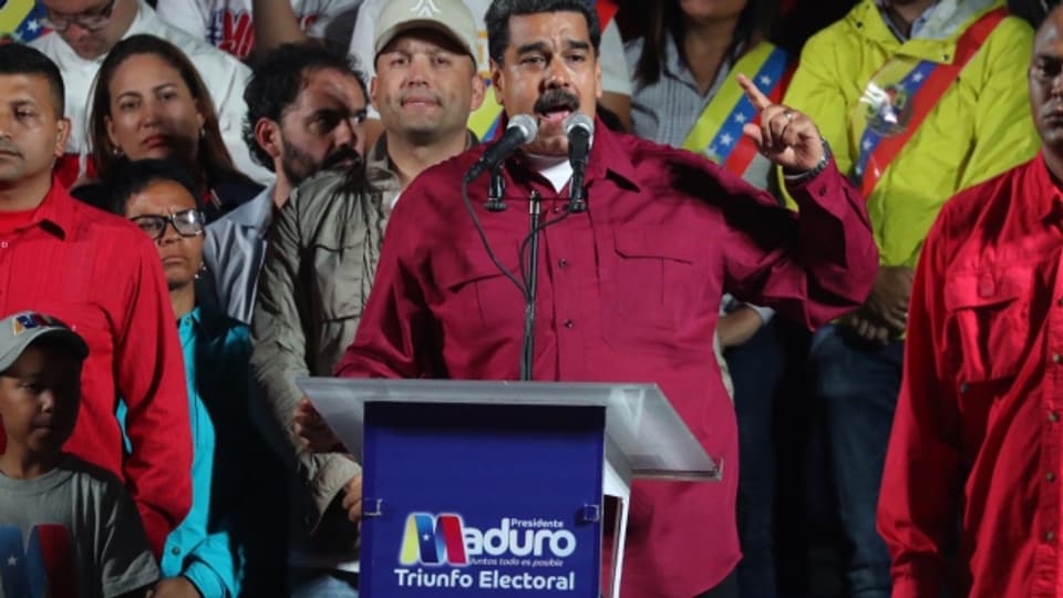 Der venezolanische Präsident Nicolas Maduro lässt sich von seinen Anhängern feiern.