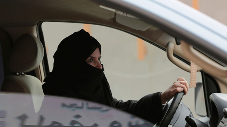 Aziza al-Yousef fährt im Rahmen einer Kampagne gegen Saudi-Arabiens Frauenfahrverbot auf einer Autobahn in Riad, Saudi-Arabien.