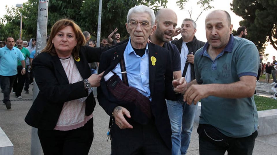 Der 75jährige Bürgermeister von Thessaloniki, Yiannis Boutaris (Mitte), wird gestützt, nachdem er von einer Gruppe von Nationalisten angegriffen wurde.