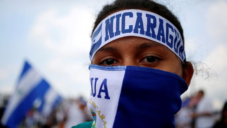 Ein maskierter Demonstrant gegen die Regierung Nicaraguas von Präsident Daniel Ortega in Managua.