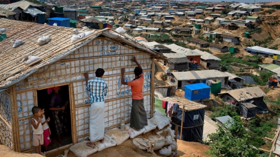 Rohingyas im Flüchtlingslager Kutupalong versuchen, ihre Häuser monsunfest zu machen.