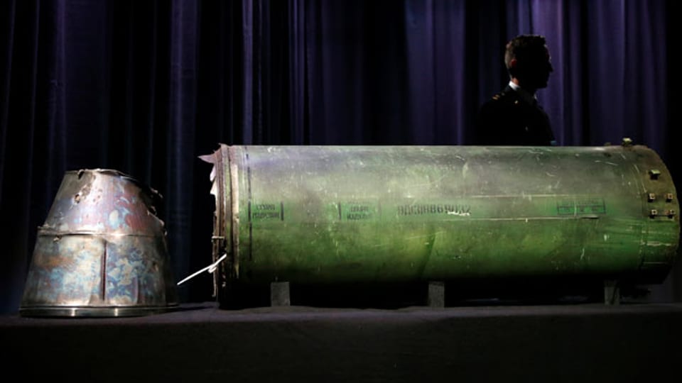 Beweismittel: Eine beschädigte Rakete bei der Präsentation der Zwischenergebnisse in der laufenden Untersuchung des MH17-Absturzes.