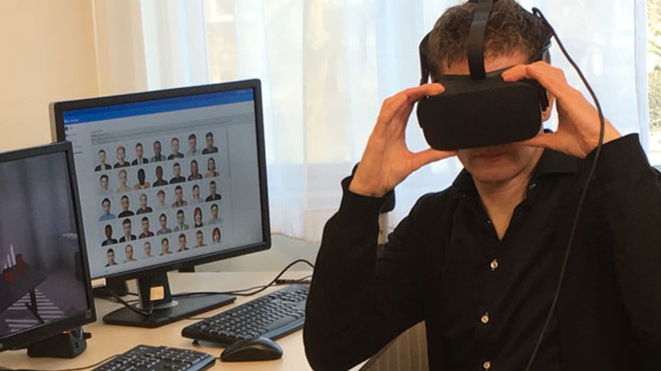 Psychiater Wim Veling mit einer der Virtual-Reality-Brillen. Bild: Elsbeth Gugger.