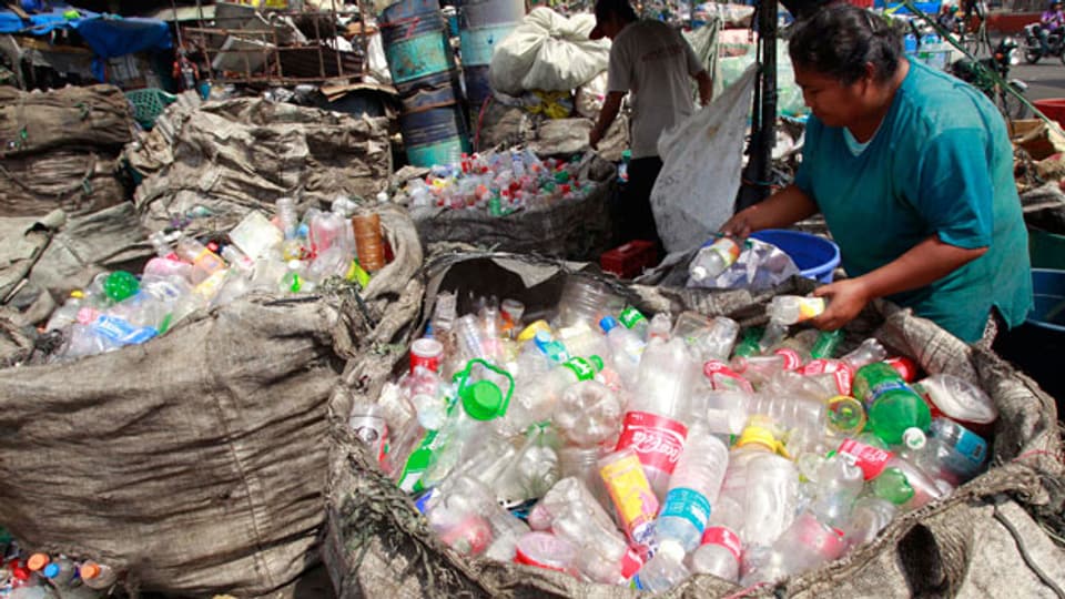 Zehn Wegwerfprodukte wären vom Plastikverbot betroffen, sowie ausrangierte Fischernetze.