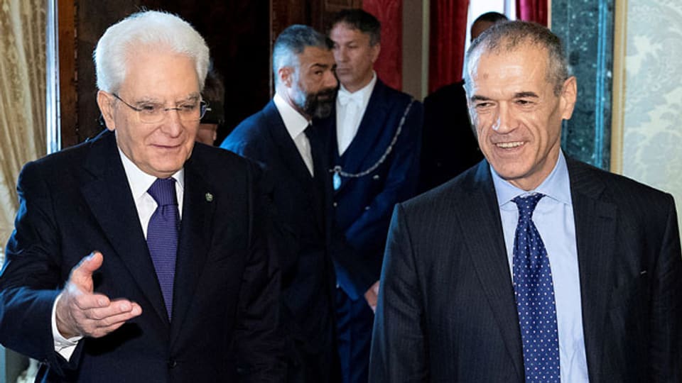 Carlo Cottarelli (rechts) beim Meeting mit Italiens Präsident Sergio Mattarella.