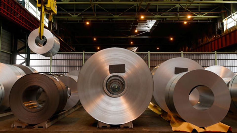 Metallspulen im ArcelorMittal Stahlwerk in Gent, Belgien.