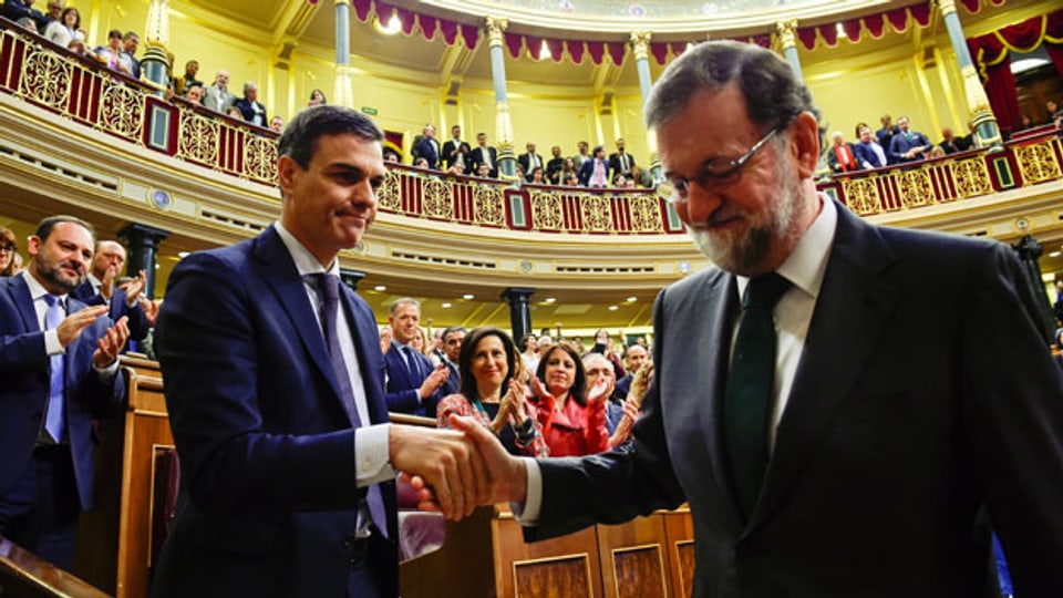 Spaniens neuer Premier Pedro Sanchez (links) schüttelt dem gestürzten Premier Mariano Rajoy die Hand.