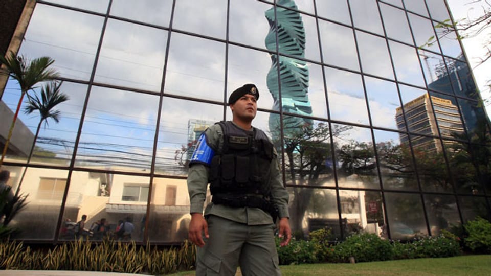 Polizisten stehen vor dem Hauptquartier der Firma Mossack Fonseca in Panama City, im Rahmen der Untersuchung der Panama Papers.