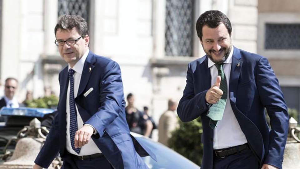 Lega-Chef und neuer Innenminister Matteo Salvini (rechts) und Unterstaatssekretär Giancarlo Giorgetti am 1. Juni 2018 im Quirinalspalast in Rom.