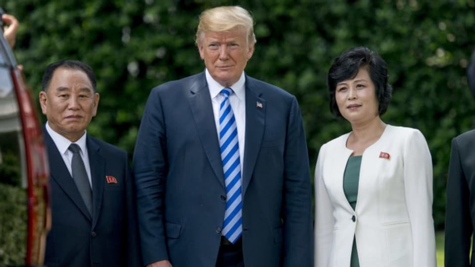 Hier noch mit dem Stab von Kim Jong-Un - das Treffen der beiden Staatsoberhäupter Donald Trump und Kim Jong-Un soll nun aber auch noch kommen.