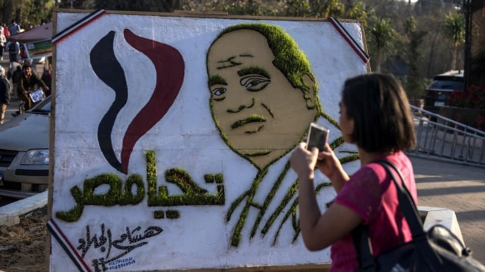 Plakat mit Porträt von al-Sisi, Präsident von Ägypten, in Giza.